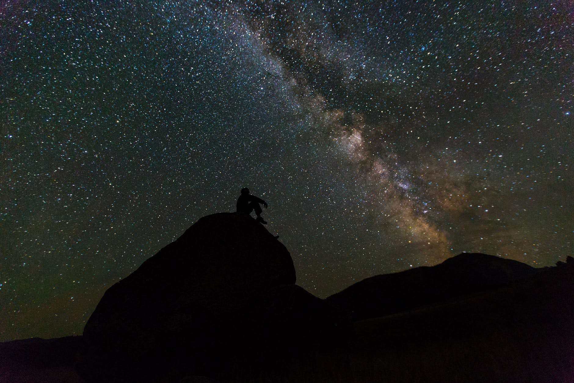 guy trying to see the stars naturally