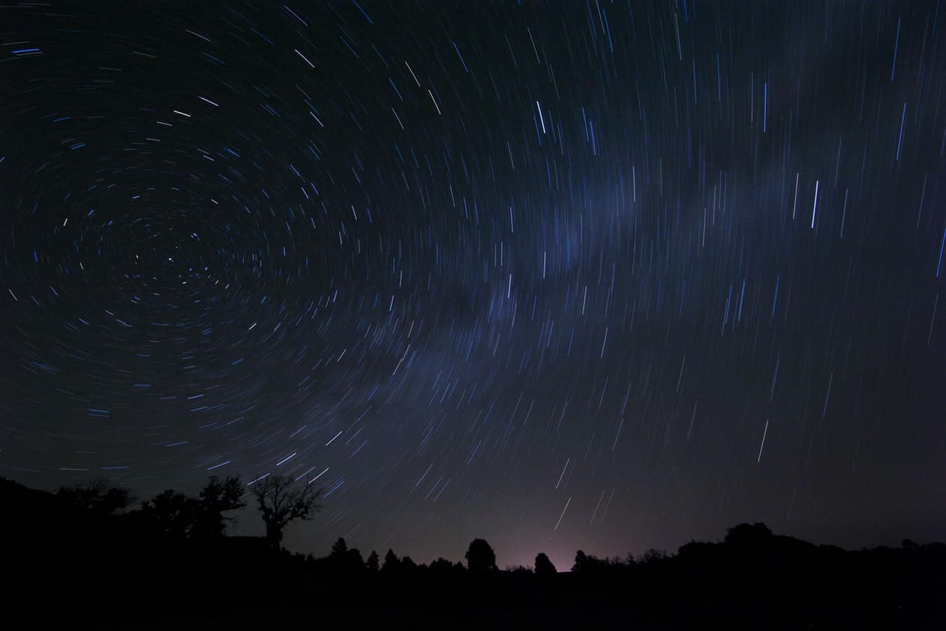 star trailing image showing how the earth rotates