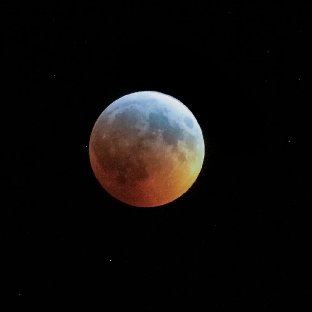 Turquoise effect during the total lunar eclipse